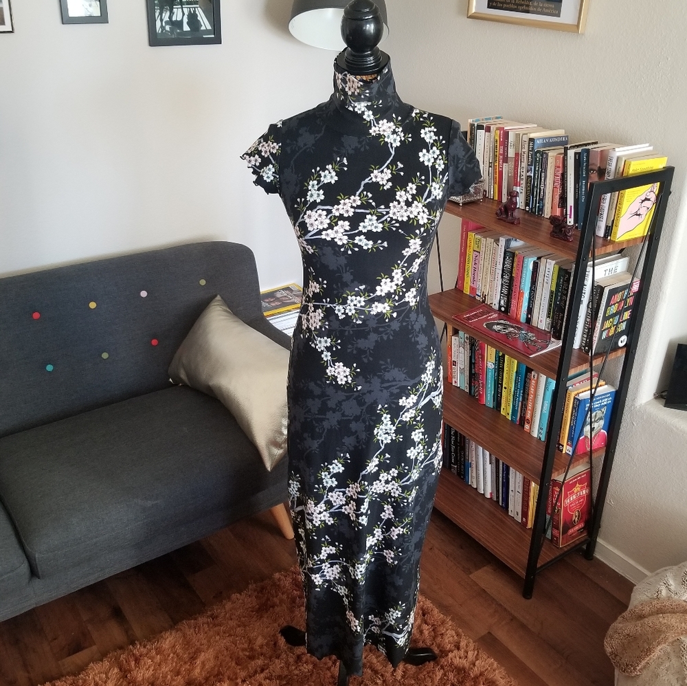 Black wiggle dress w/ beautiful pattern